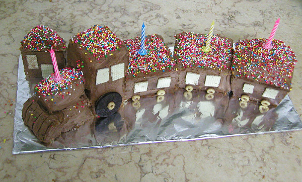 עוגת יום הולדת בצורת רכבת